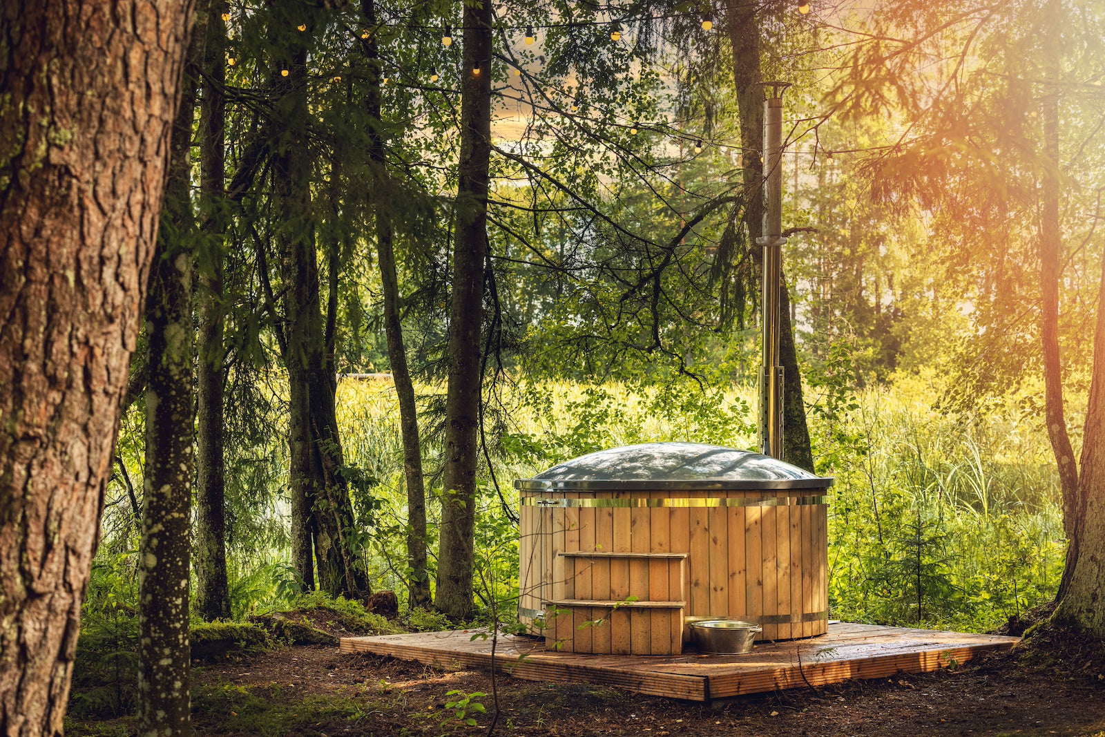 Een houtgestookte hottub in het bos, omgeven door prachtige natuur en weelderig groen