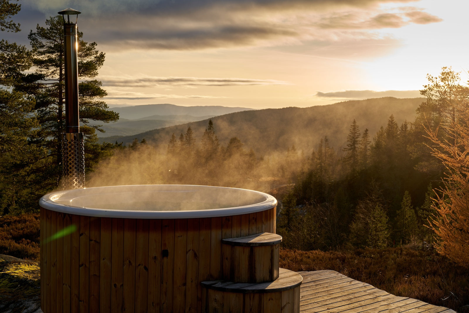 Een luxe hottub in een rustige tuin, met een prachtig uitzicht op de omliggende natuur, ideaal voor een rustige avond.