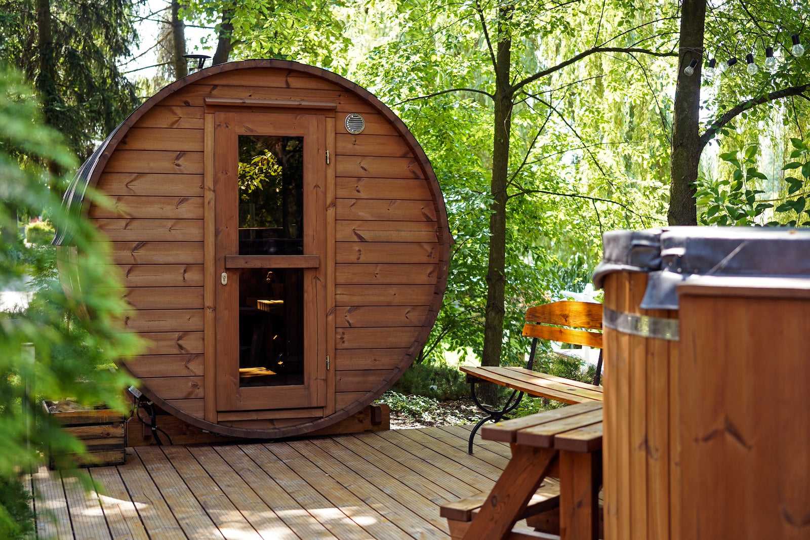 Barrelsauna voor 2 personen geplaatst in een sfeervolle buitenomgeving, perfect voor ontspanning.