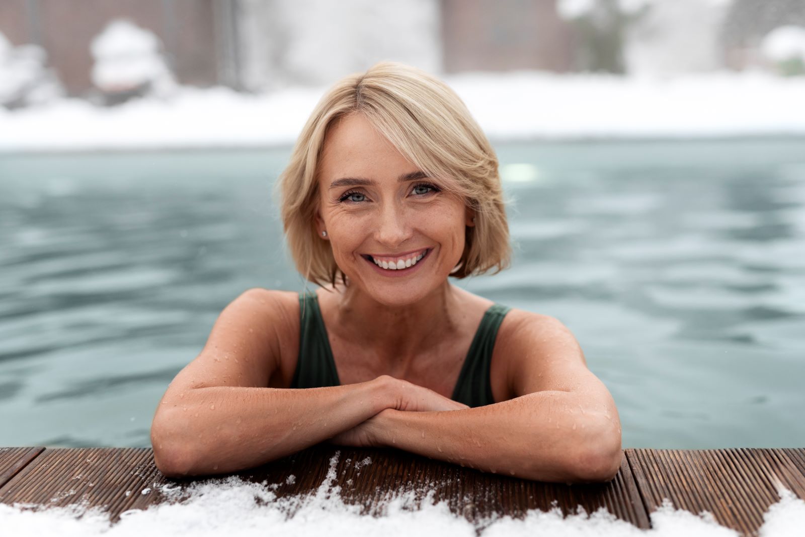 Vrouw in een ijsbad, omringd door een winterse achtergrond