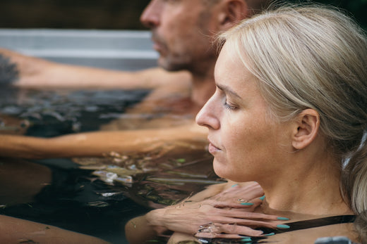 Mensen ontspannen in een ijsbad