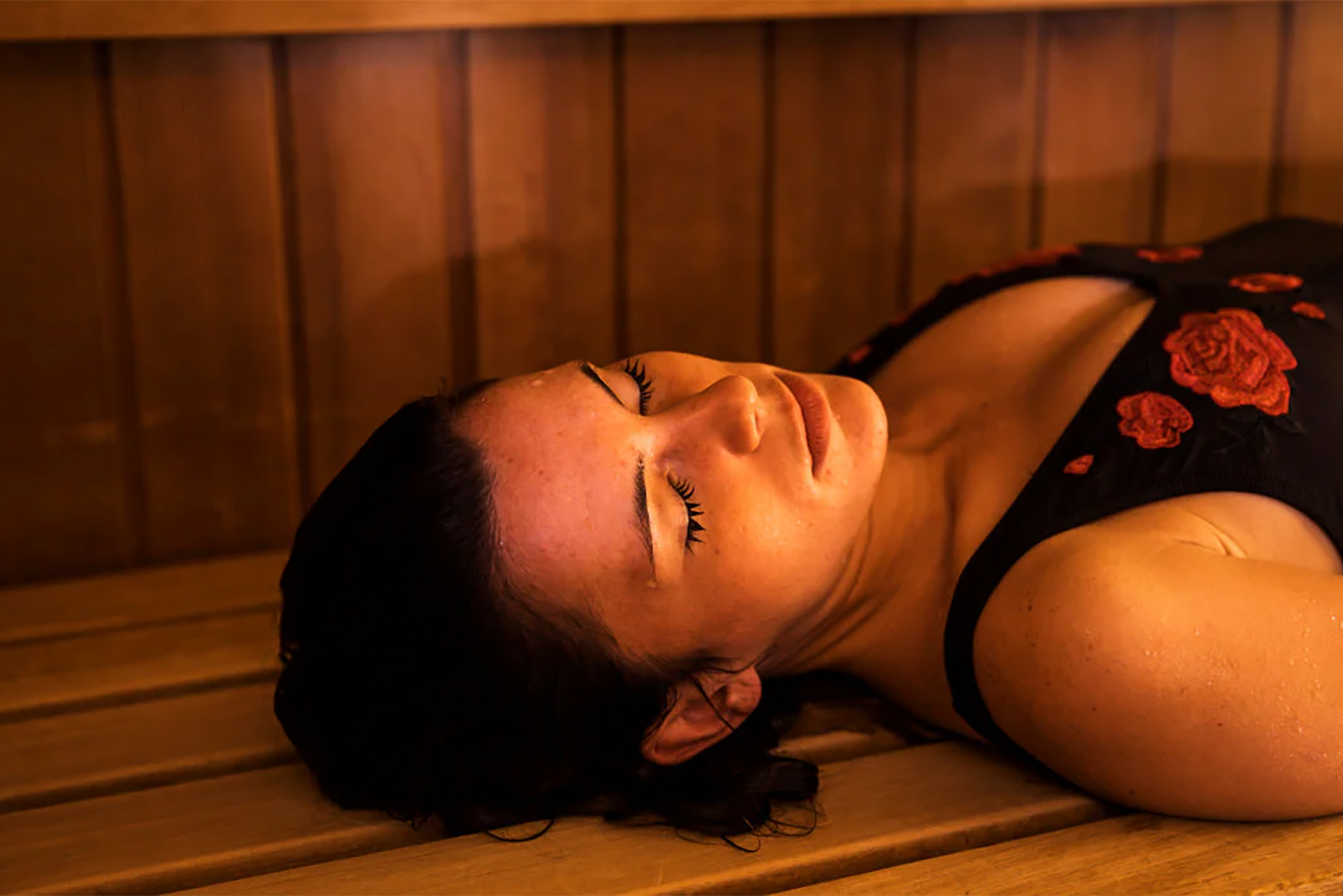 jonge vrouw ontspant in een sauna