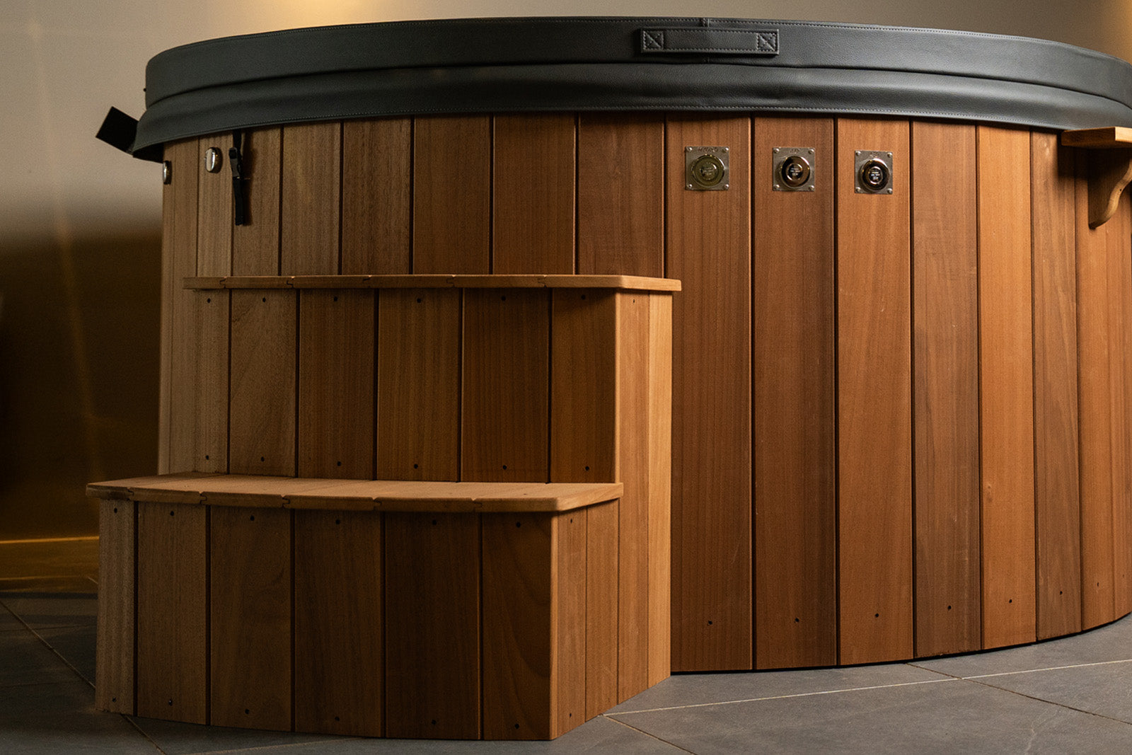 Hottub met inklapbaar thermodeck