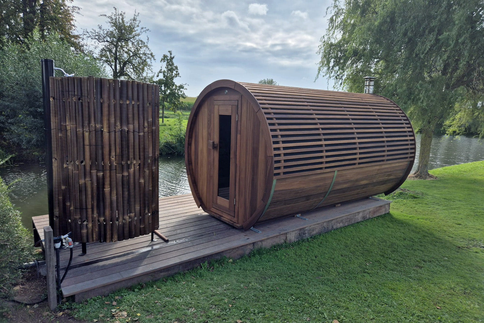 Houten barrelsauna met bamboe douchewand