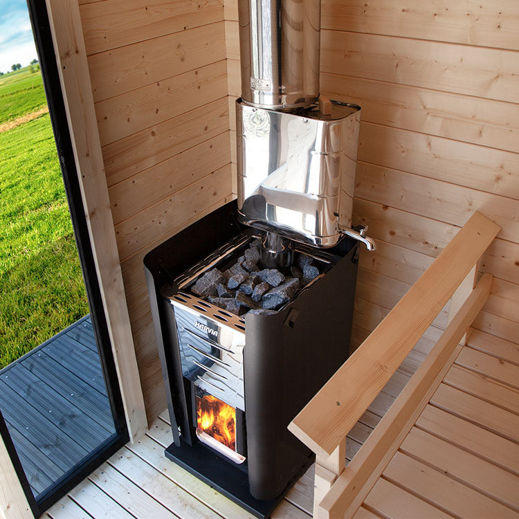De Harvia M3 houtgestookte saunakachel in actie, verspreidt een aangename warmte in een gezellige houten sauna